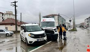 Aksaray'da ambulans ile hafif ticari ara� �arp��t�: 8 yaral�