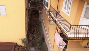 Ey�psultan'da ya�mur sonras� kabus! �stinat duvar� evin �zerine ��kt�