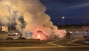 Esenyurt'ta korkutan yang�n... Seyir halindeki minib�s alev ald�