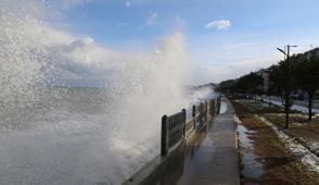Dev dalgalar evleri tehdit ediyor: Y�k�lacak gibi oluyor hayati tehlikemiz var