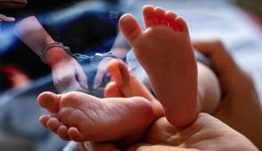 5 ayl�k bebe�e i�kence! Cani hem�ireye  tutuklama karar�