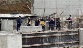 Fabrika in�aat�nda ��kme: Bir i��inin cans�z bedenine ula��ld�