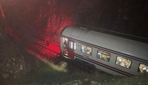 Bal�kesir'de toprak kaymas�... Yolcu treni raydan ��kt�