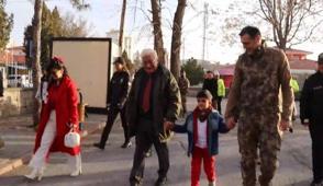 Emniyet m�d�r�nden y�rek �s�tan hareket: �ehidin emanetini ilk ders g�n�nde yaln�z b�rakmad�