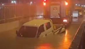 �zmir'de trajik �l�m... Suyla dolan alt ge�itte mahsur kald�