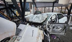 Kontrolden ��kan ara� lokantaya girdi! 5  yaral�