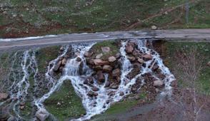 T�rkiye'nin g�neydo�usunda �a��rtan olay... Asfalt�n ortas�ndan f��k�rd�