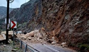 Mersin'de faciadan d�n�ld�... Kara yolunda heyelan