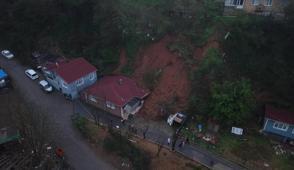 �stanbul'da sa�anak bilan�osu a��r oldu: Sar�yer'de t�r devrildi Beykoz'da toprak kayd�