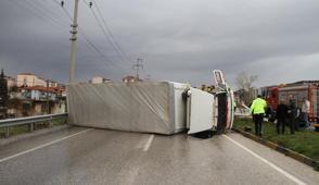 Manisa'da korkutan kaza: Kontrolden ��kan kamyon devrildi