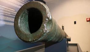 �zmir'de s�k�len gemiden y�zlerce y�ll�k top ��kt�