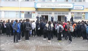 Ayser �al�k Ortaokulu'nda h�z�nl� tahliye: ��renciler yeni yuvalar�nda dersba�� yapt�