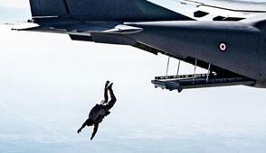 NATO'dan T�rk para��t�� askerlere �vg� payla��m�