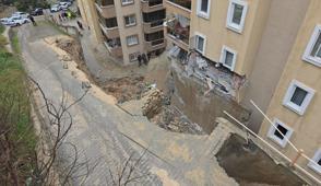 Ya��� sonras� korkutan anlar! Duvar, apartman�n ve arabalar�n �zerine ��kt�