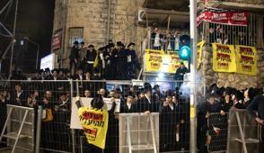 ��galci �srail'de askerlik krizi... Harediler komutan�n evini bast�