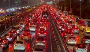 �stanbul'da trafik kilit! Yo�unluk y�zde 87'ye y�kseldi