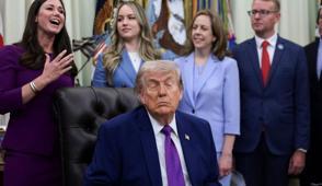 Oval Ofis'te derin sessizlik: Trump kameralar �n�nde uyuya kald�