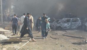 Pakistan'da b�y�k patlama! Onlarca �l� ve yaral� var
