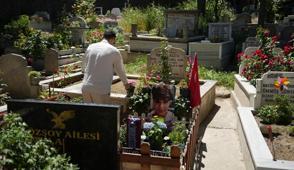 Minguzzi ailesinde h�z�nl� bayram! �ocuklar�n�n mezar�n� ziyaret ettiler
