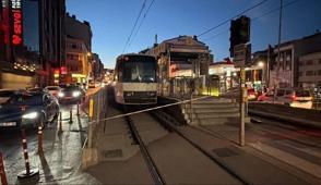 Bayrampa�a'da korkutan patlama: Tramvay seferleri aksad�