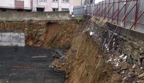 �stanbul'da toprak kaymas�! Sokak giri� ve ��k��lara kapat�ld�