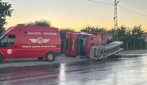 Malatya'da yang�na giden itfaiye arac� devrildi: 3 personel yaral�