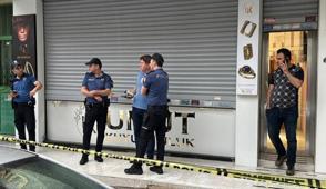 �stanbul'da g�peg�nd�z kuyumcu soygunu! Alt�nlar� al�p kay�plara kar��t�lar