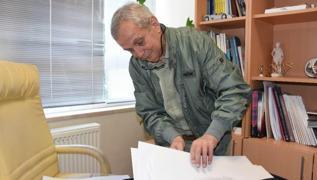 Prof. Dr. Büyükalpelli, tedavi ettiği hastaların resmini kara kalemle çiziyor