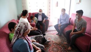 Mersin Valisi, CHP'li Mersin Belediyesi tarafından işine son verilen belediye işçisini ziyaret etti