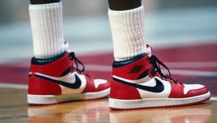 Michael Jordan'ın 35 yıl önce giydiği ayakkabı rekor fiyata satıldı