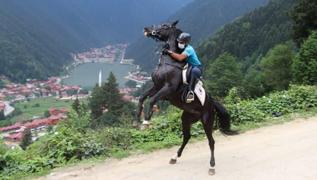 Turistler byk ilgi gsteriyor: Uzungl'de atl jandarma timi greve balad