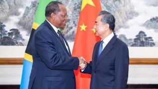 Tanzanyalı liderden şaşırtan tepki: Maske takmayan Çinli bakana teşekkür etti