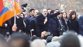 Ermenistan'da muhtıra Paşinyan direniyor