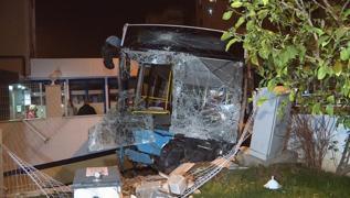 Antalya'da korkutan kaza: Halk otobüsü apartmanın bahçesine girdi