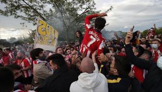 Atletico Madrid'de futbolcular ve taraftarlar şampiyonluğu birlikte kutladı