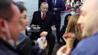 Bakan Erdoan engelky'de vatandalarla dondurma yedi