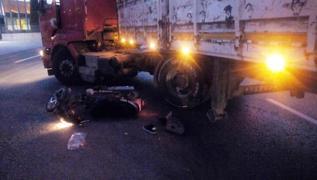 Turgutlu'da feci kaza... Kamyonla arpan motosikletli hayatn kaybetti