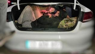 Bitlis'te kaçak göçmen operasyonu... 2 otomobilde 29 kişi