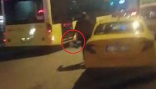 Kadın turist otobüs altına girmekten son altında kurtuldu! Taksiciden pes dedirten savunma