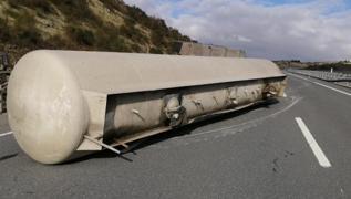 Çatalca'da atık su yüklü tanker şarampole devrildi