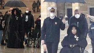 Bülent Ersoy, Anıtkabir'e ziyarete gitti... Askere şemsiye tutturması sosyal medyada gündem oldu! İşte o görüntüler