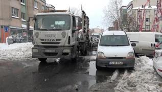 Arnavutköy'de çalışmalar sürüyor... Araçlar yollardan çekiliyor