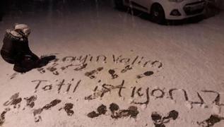 Öğrencilerin kar zemine yazdığı isteğe Vali sessiz kalmadı! Okullar tatil edildi