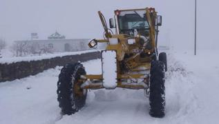 Diyarbakır Karacadağ'da kar ve tipi nedeniyle mahsur kalan araçlar kurtarıldı
