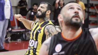 Fenerbahçe ezeli rakibi Galatasaray'ı devirip finale yükseldi