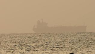 Basra Krfezi'nde LPG tankeri alev ald