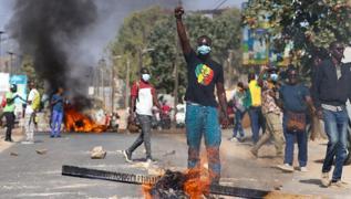 Senegal'de gstericiler sokaklara kt... Cumhurbakanl seimleri sresiz ertelenmiti