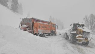 Artvin-Ardahan'da yoğun kar! Karayolu ulaşıma kapandı