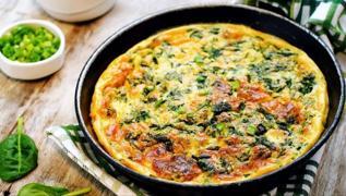 Et tüketmeyenlerin B12 kaynağı! Kahvaltılık ıspanaklı omlet tarifi, püf noktası tereyağı ile soteleyin