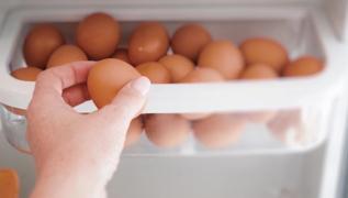 Herkes buzdolabında saklıyordu: Meğer yıllardır yanlış biliyormuşuz! Yumurtayı böyle saklarsanız...
